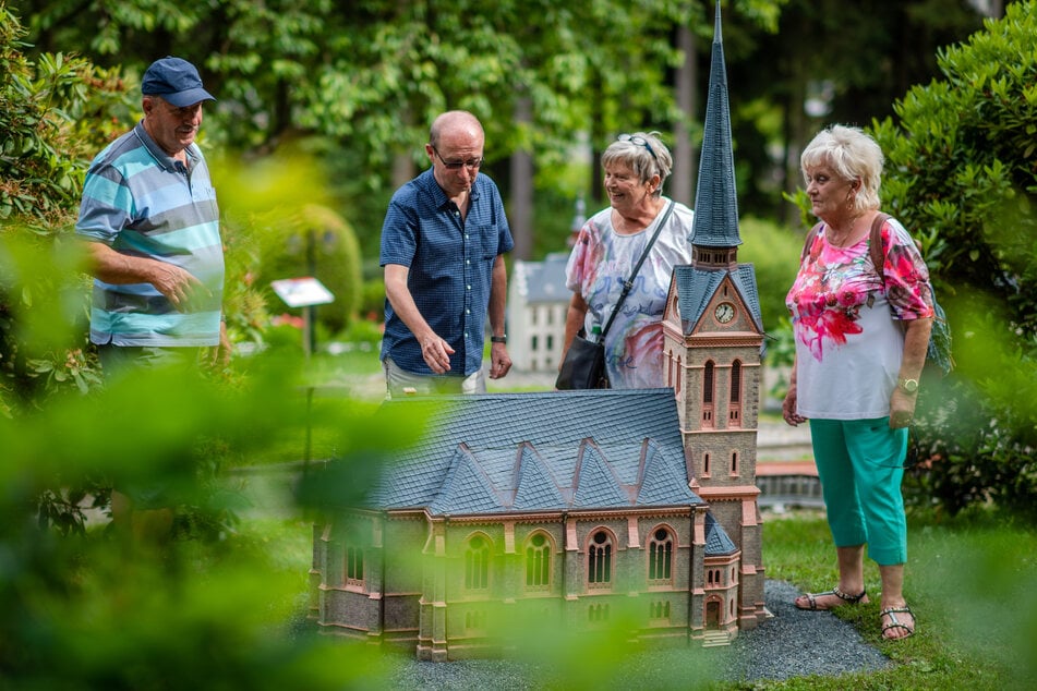 Steffen Dietz (M.) erklärt den Besuchern Walter und Brigitte Götz sowie Brunhild Staudte das Modell der Trinitatiskirche Bad Elster.