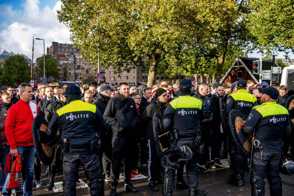 Union-Fans und Polizisten stehen sich vor dem Stadion gegenüber. Am Einlass zum Gästeblock ist es zu Übergriffen auf Anhänger der Eisernen gekommen.