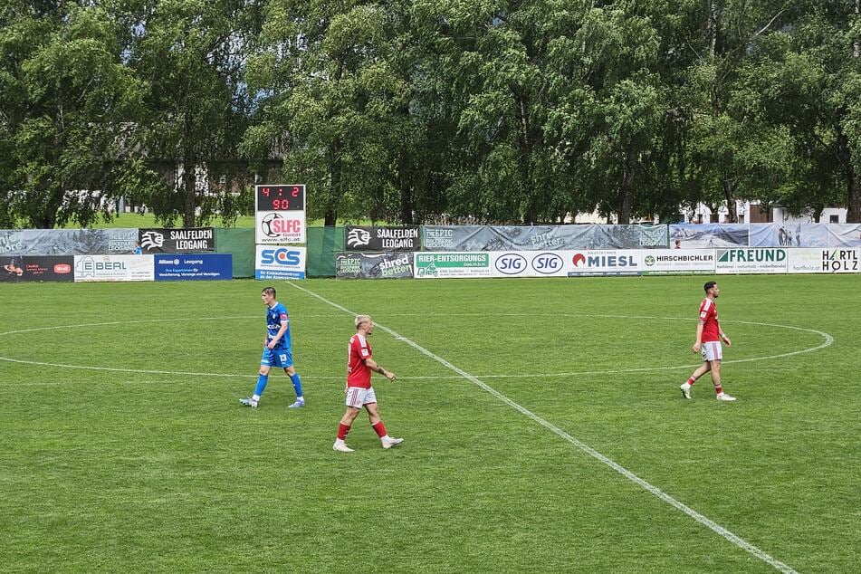 Erik Engelhardt schleicht nach der Niederlage vom Platz.