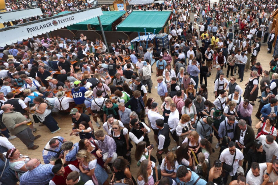 Eklat im Paulaner-Zelt: Sieben Kellner kündigen nach heftiger Auseinandersetzung mit Festwirt