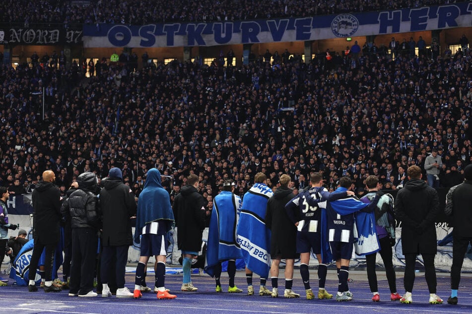 Die Hertha-Spieler lassen sich nach einer starken Leistung von ihren Fans in der Ostkurve feiern.