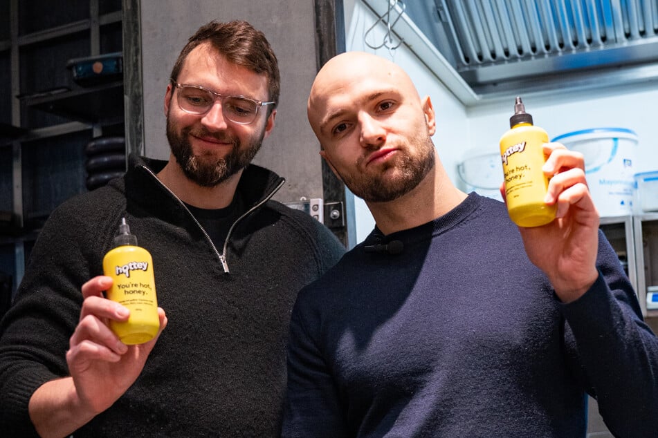 Die Dresdner Julian Herrlich (31, l.) und Maximilian Voigt (29) haben mit "hottey" eine scharfe Honig-Sauce auf den deutschen Markt gebracht.