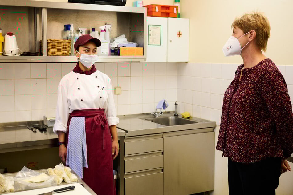 Elke Breitenbach (60, r.), Senatorin für Integration, Arbeit und Soziales, spricht mit Yagmur, der Auszubildenden in der Küche des Abacus Tierpark Hotel. Das Pilotprojekt "Ausbildungshotel" startete im November 2020 für Azubis, die wegen der Corona-Krise ihre Ausbildung nicht starten oder fortsetzen konnten.