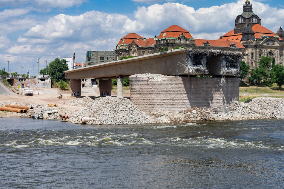 Beton, Asphalt, Stahl: Durch den Abriss der maroden Carolabrücke (Baujahr 1971) sind große Trümmerhaufen entstanden.