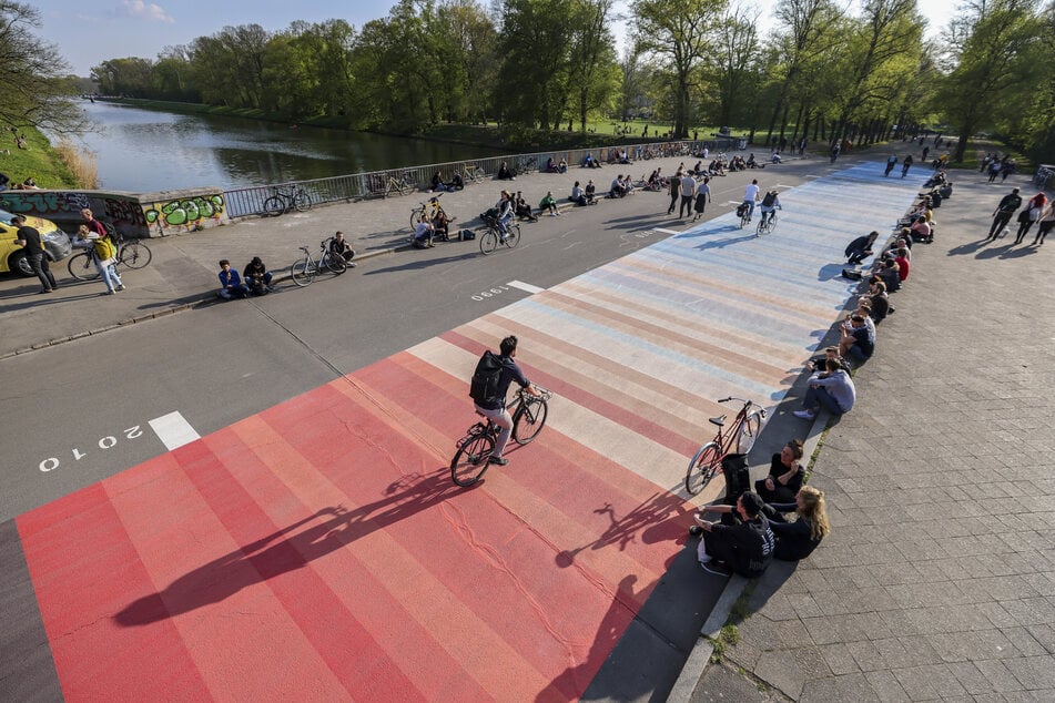 Auf der AOK-Wiese in der Nähe der Sachsenbrücke erwartet Euch am Samstag ein Open Air des Creme Club Kollektivs. (Archivbild)