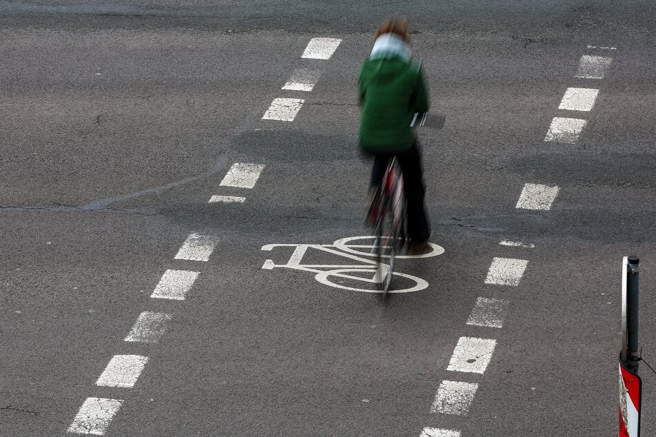 Aus dem Nichts trat der Mann auf den Radweg und schlug auf den Radfahrer ein. (Symbolbild)