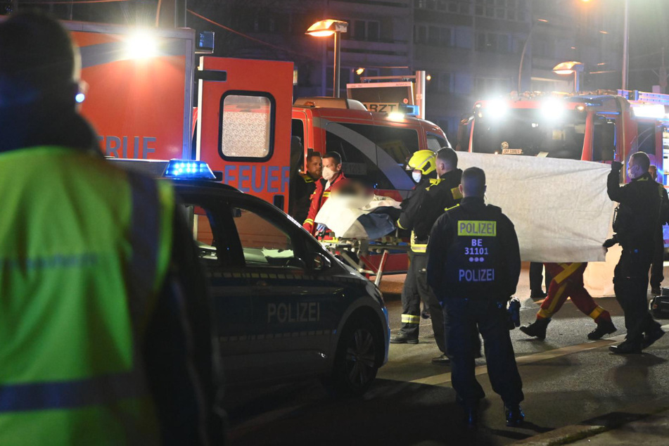 Rettungskräfte kümmern sich um einen der Verletzten. Insgesamt drei Personen mussten schwer verletzt ins Krankenhaus.