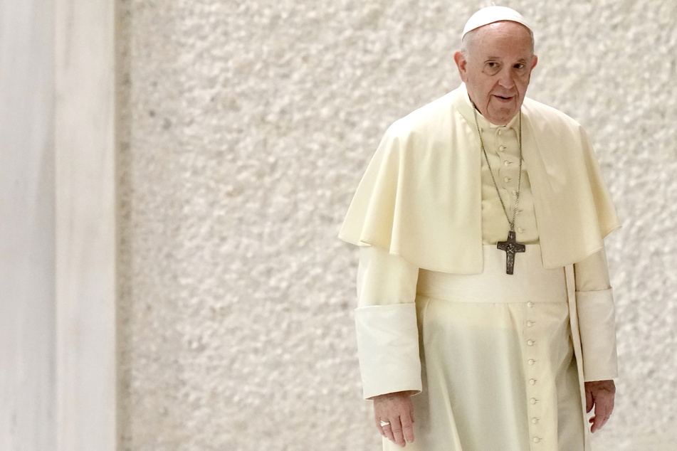 Papst Franziskus (84) bescheinigt dem Hamburger Erzbischof Fehlverhalten - aber ohne Absicht.