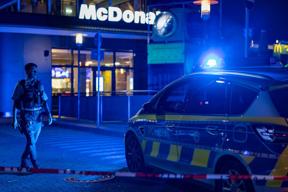 Nach Schüssen vor McDonald's-Filiale: Opfer außer Lebensgefahr, Polizei fahndet nach Täter