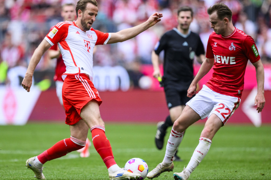 Jacob Christensen (23, r.) vom 1. FC Köln im Zweikampf mit Bayerns Harry Kane (31, l.).