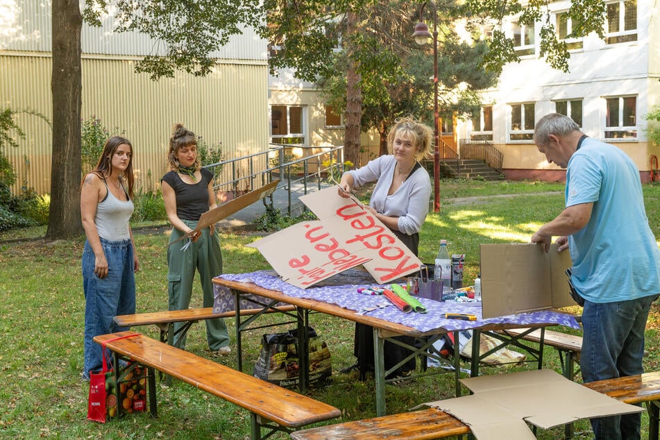 Mitstreiter klebten am Dienstag Protest-Plakate zusammen.
