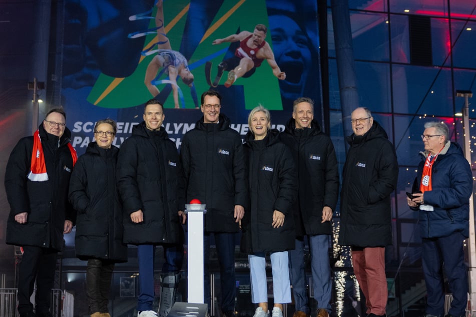 Setzen sich für eine Ausrichtung der Olympischen Sommerspiele in NRW ein (v.l.n.r.): Kölns Oberbürgermeister Torsten Burmester (63, SPD), Dressurreiterin Isabell Werth (56), Para-Leichtathlet Markus Rehm (37), NRW-Ministerpräsident Hendrik Wüst (CDU, 50), Fecht-Olympiasiegerin Britta Heidemann (43), Ex-Ruderer Sebastian Schulte und Peer Steinbrück, ehemaliger Ministerpräsident von Nordrhein-Westfalen.
