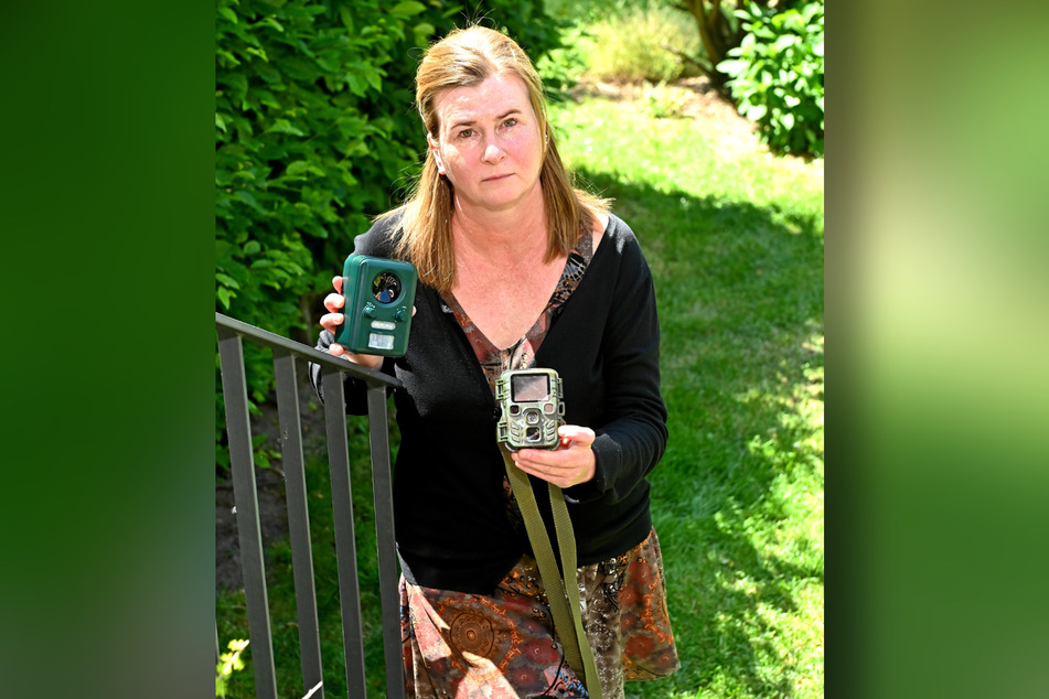 Kerstin Wöllner (53) hat ob des Verlustes ihrer Katze mehrere Nachtsichtkameras im Garten aufgestellt.