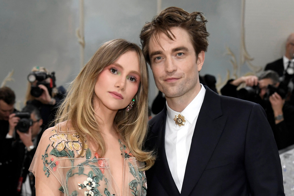 Suki Waterhouse (32) und Robert Pattinson (37) sind seit 2018 ein Paar. Sie sollen sogar miteinander verlobt sein.