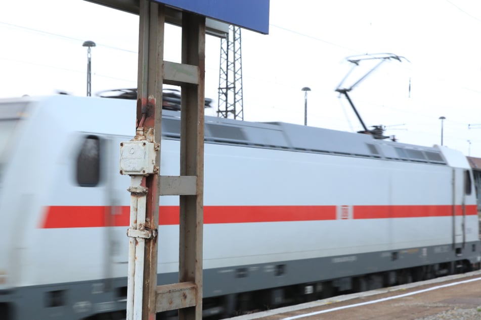 Mann sitzt auf Bahnsteigkante: Dann rauscht ein Zug heran und reißt ihn mit