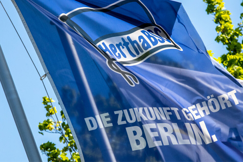 Eine Fahne mit einem Hertha-Logo weht am Trainingsplatz von Hertha BSC.
