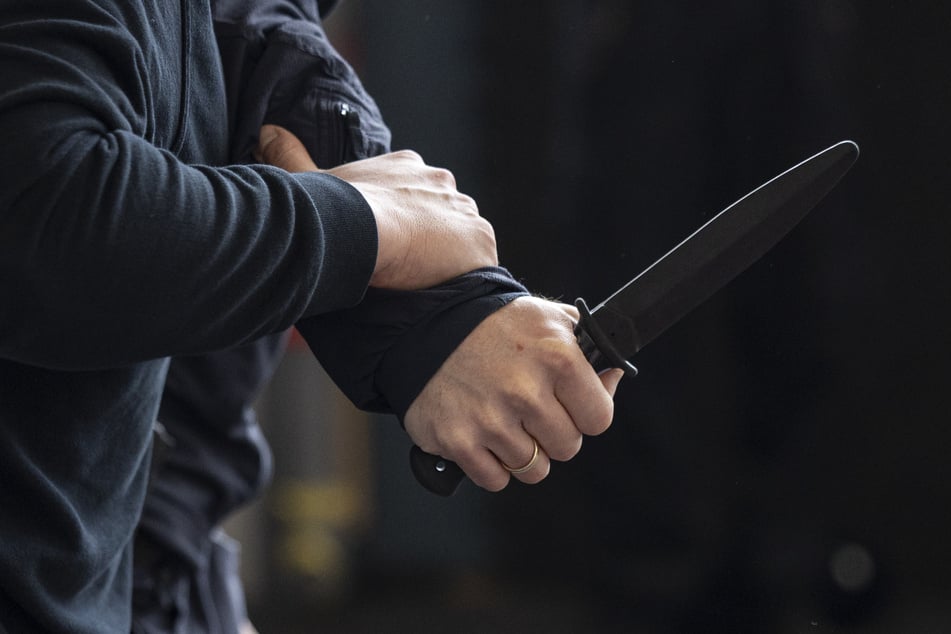 Messerattacke: Blutige Auseinandersetzung in Wohnung: Mann mit Messer attackiert