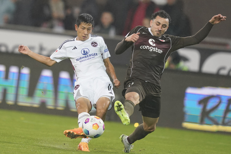 Im Hinspiel duellierte sich Manolis Saliakas (27, r) noch mit Nürnbergs Kanji Okunuki (24). Im Rückspiel fehlt der Rechtsverteidiger dem FC St. Pauli aber gelbgesperrt.