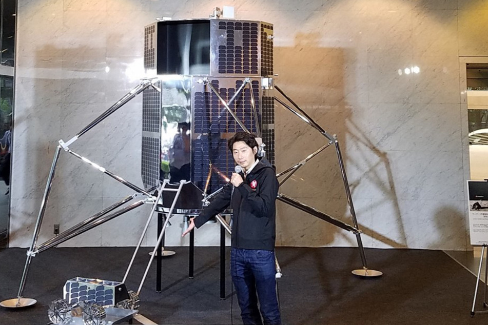 Takeshi Hakamada (42), CEO des japanischen Unternehmens Ispace, erklärt 2018 in Tokio den Mondlander und den Rover seines Mondprogramms "Hakuto-R".