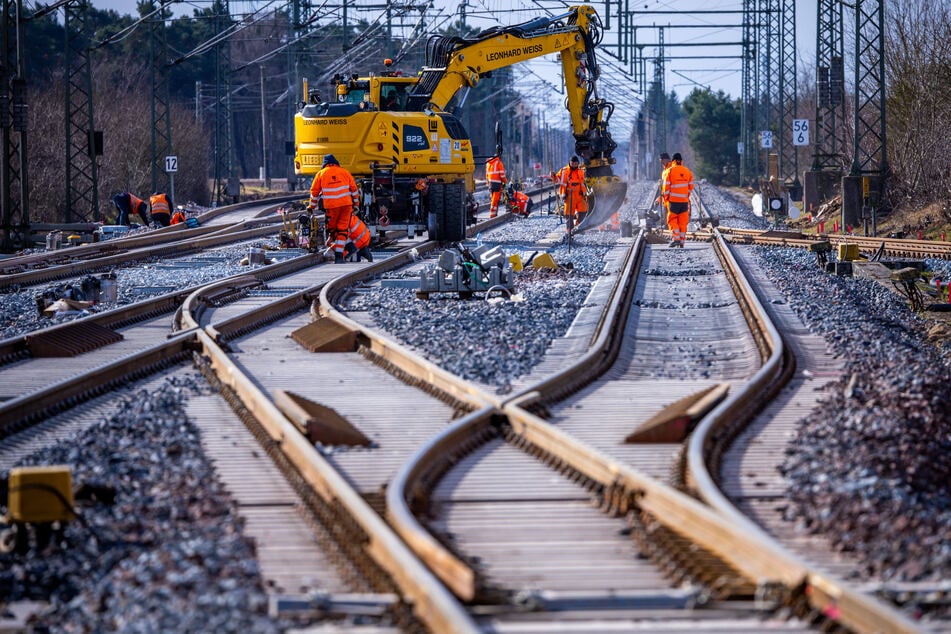 Nach Verzögerungen bei der Sanierung soll die Bahnstrecke zwischen Berlin und Hamburg am 14. Juni 2026 wieder vollständig in Betrieb gehen. (Archivfoto)