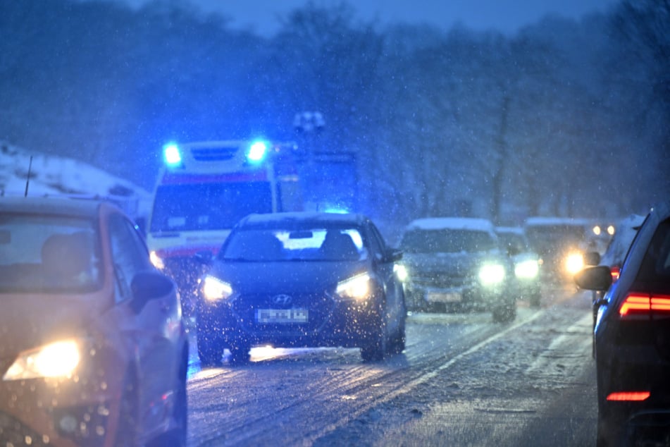 Während die Temperaturen tagsüber meist über dem Gefrierpunkt liegen, wird es nachts aufgrund eisiger Minusgrade glatt auf den Straßen.