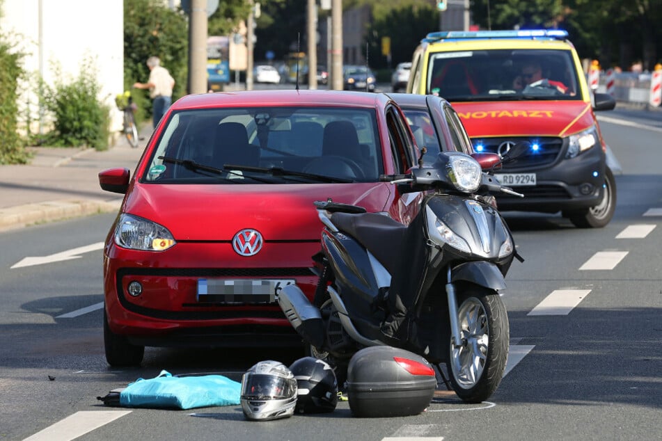 Der rote VW Up stieß auf den Motorroller Piaggio.
