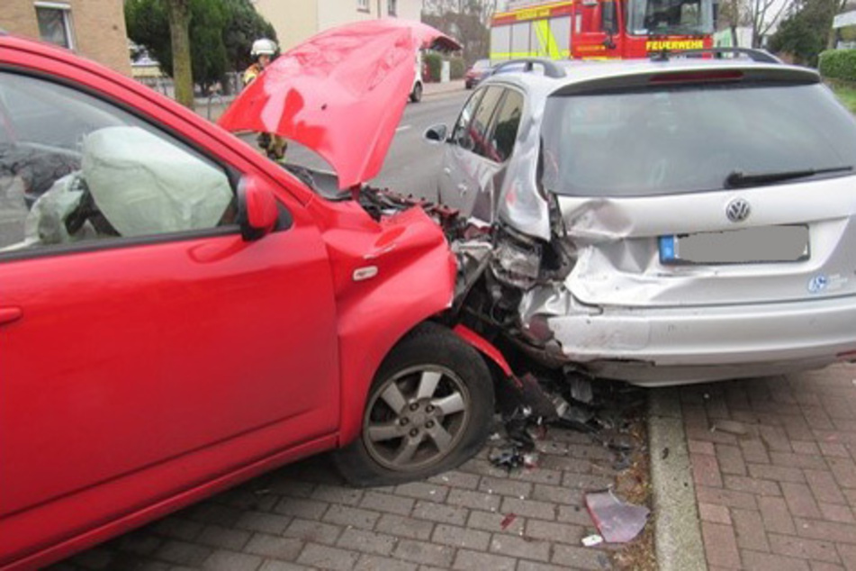 Der rote Daihatsu Terios kollidierte neben der Hochdahler Straße mit dem geparkten VW.