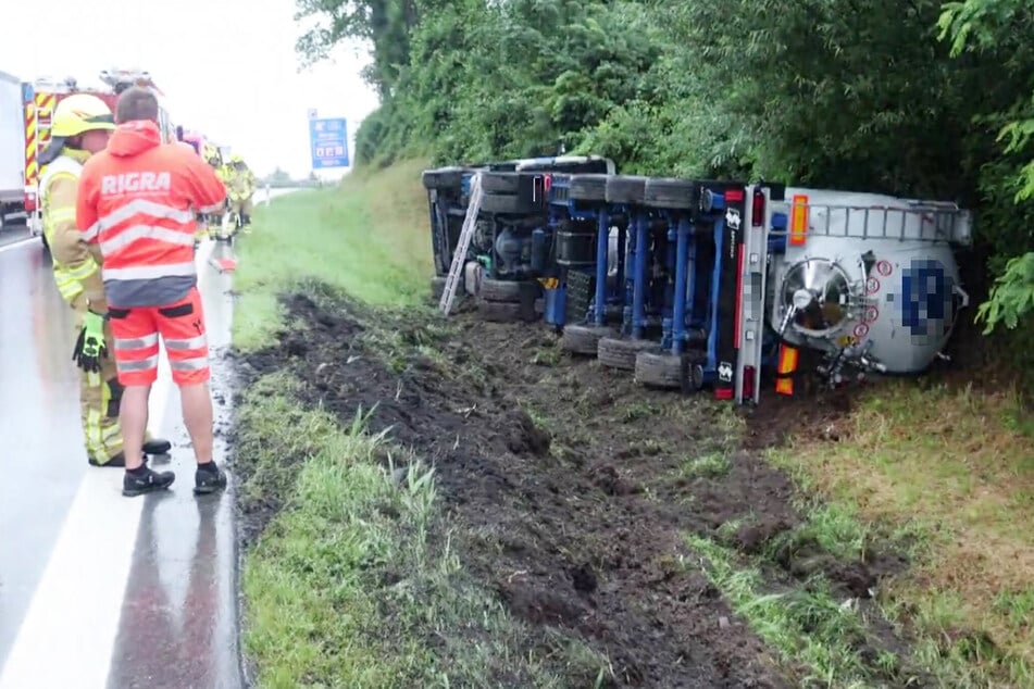 Das tonnenschwere Gefährt stürzte am Montagmorgen in den Graben der Autobahn.