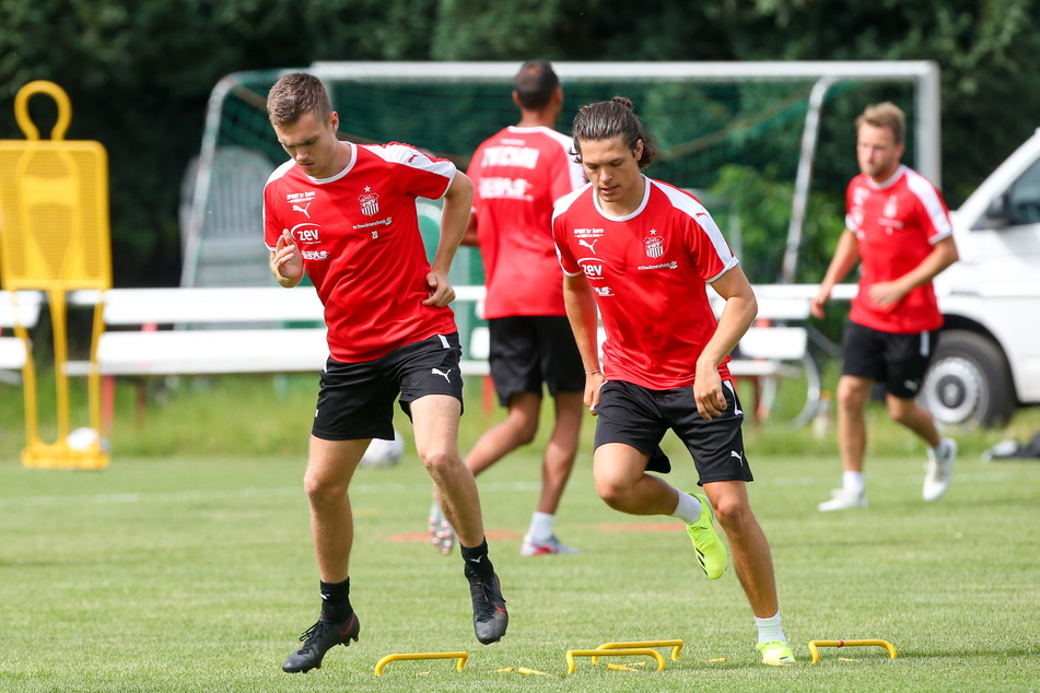 Neuzugang Luca Horn (l.) und Testspieler Leon Bürger beim Aufgalopp.