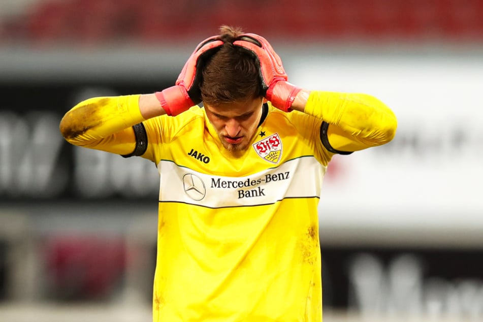 VfB-Keeper Gregor Kobel schlägt nach dem Abpfiff die Hände über dem Kopf zusammen.