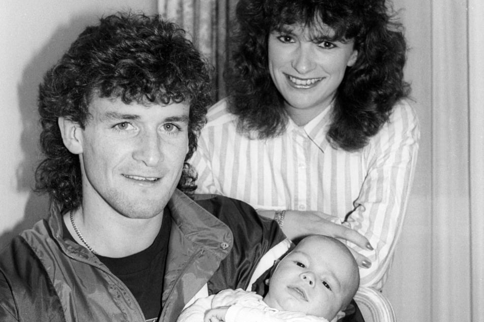 Mark Hughes, seine Frau Jil und Sohn Alex im Januar 1988 in München.