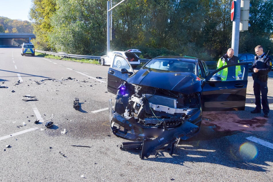 Schwerer Crash zwischen Audi und BMW: Sechs Verletzte