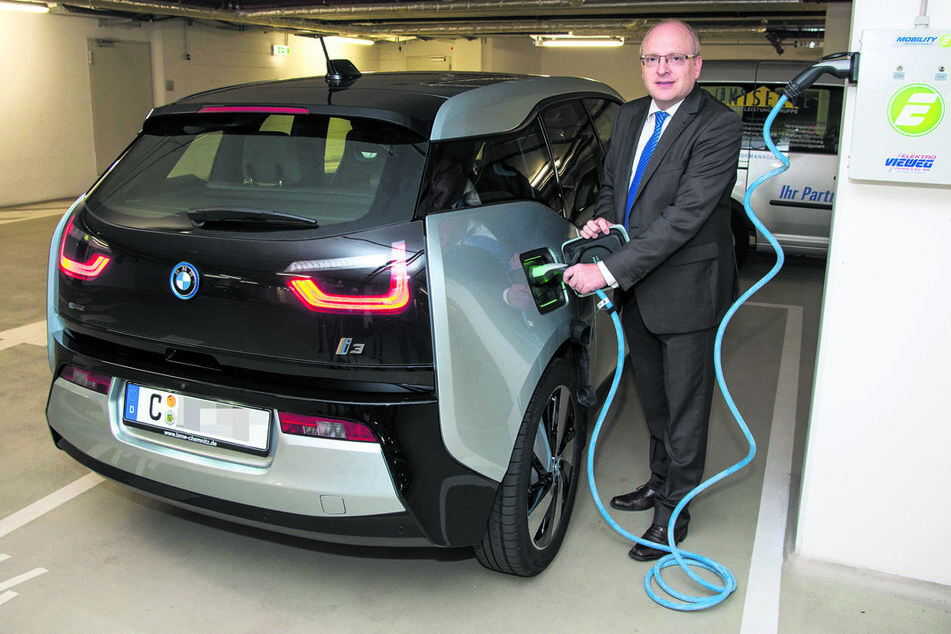 Oberbürgermeister Sven Schulze (49, SPD) betankte bereits 2017 ein E-Auto der Stadtverwaltung in einer Tiefgarage mit Strom.