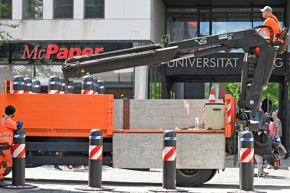 Das Ordnungsamt möchte mit den Absperrungen Anschlägen und Amokfahrten vorbeugen.