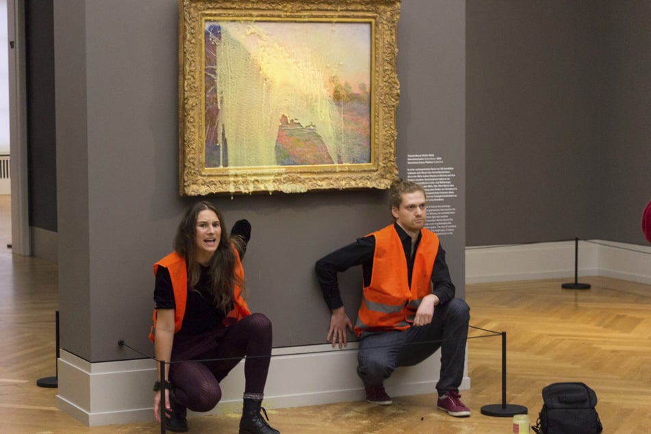 Mirjam Herrmann (27) und ein Klima-Kollege klebten sich im Oktober 2022 an ein Monet-Gemälde in Potsdam, besudelten es mit Kartoffelbrei. (Archivbild)