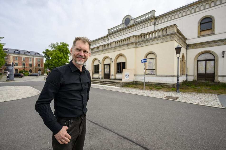 Tino Wolter (47) vor dem Bahnhof in Crimmitschau: Der Dresdner will zusammen mit seiner Frau (46) das alte Gebäude aufpäppeln.