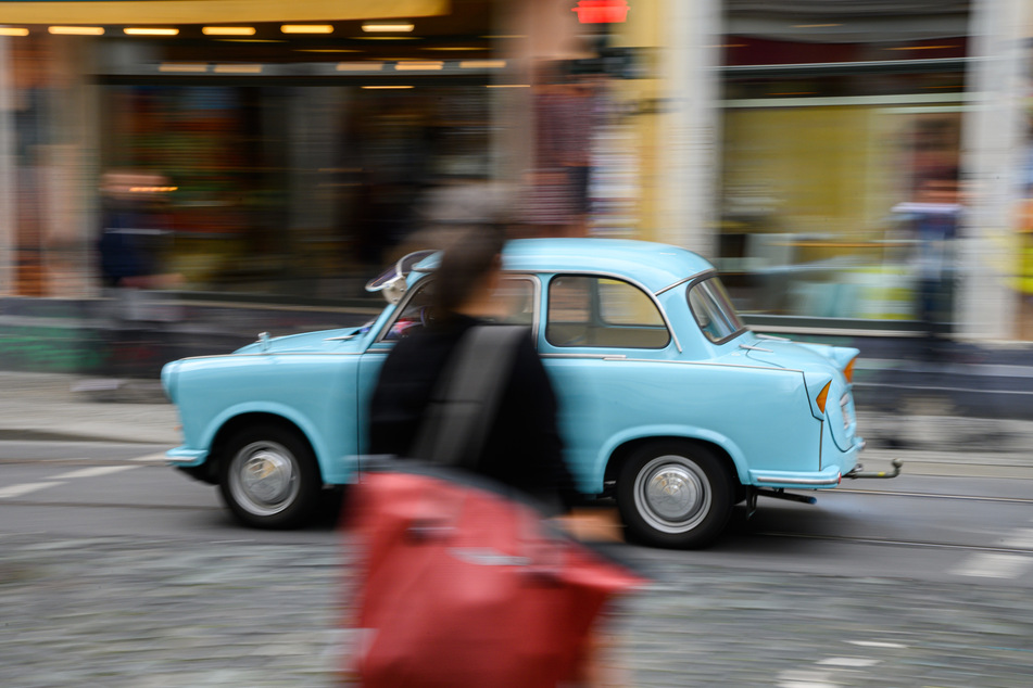 Das erste Trabi-Modell P50 fährt durch die Dresdner Neustadt.
