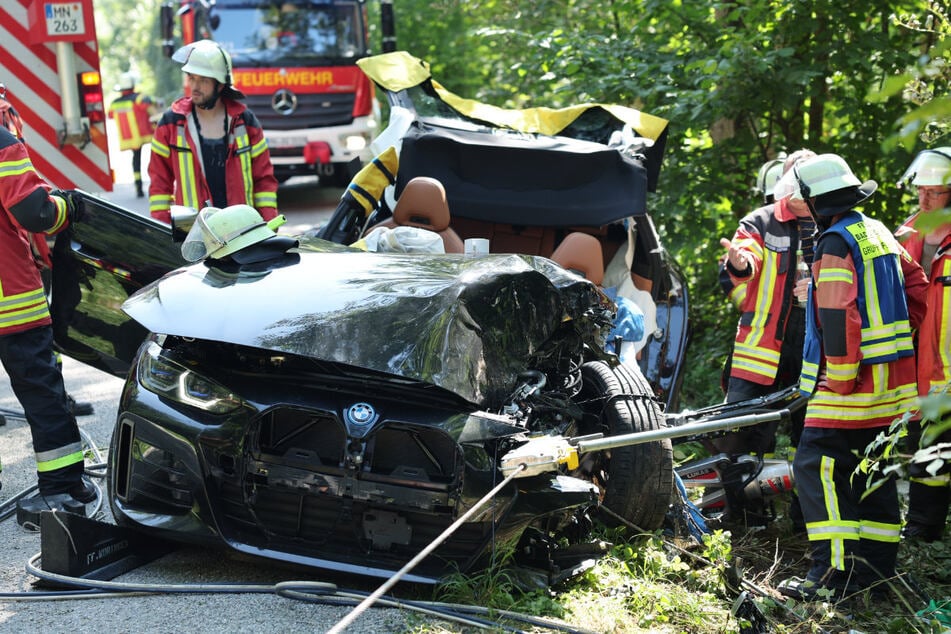 Nach einem schweren Verkehrsunfall sind vier Personen in Krankenhäuser eingeliefert worden – darunter auch zwei Kinder.