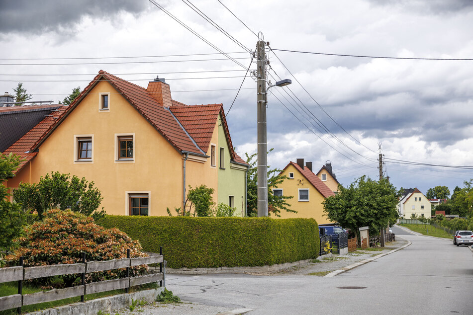 Die Masseneistraße in Großröhrsdorf verlor plötzlich ihre klappernden Nachbarn.