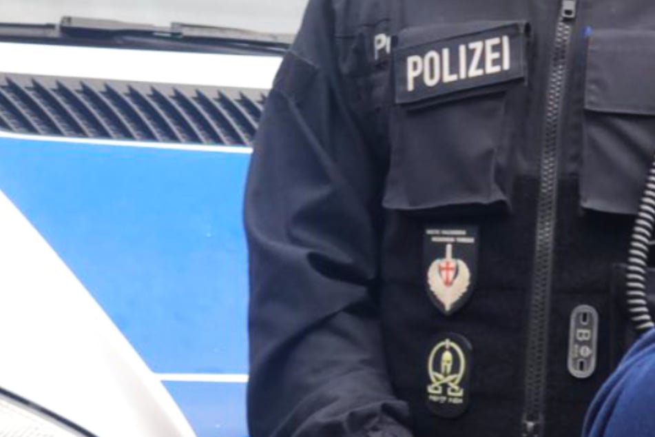 Neonazi-Symbole auf der Uniform! Polizist muss Veröffentlichung von Fotos dulden