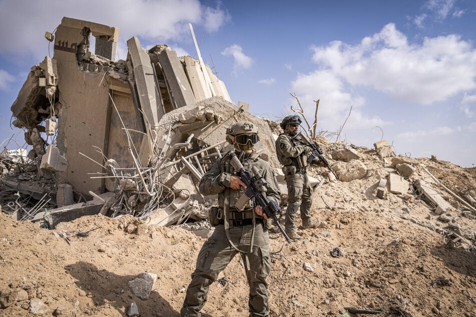 Israelische Soldaten haben im Süden des Gazastreifens fünf bewaffnete Palästinenser getötet, die offenbar aus einem unterirdischen Versteck kamen.