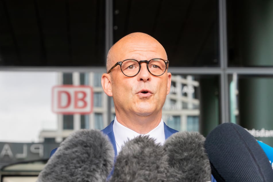 Bahn-Personalvorstand Martin Seiler (57) übt Kritik an der Lokführergewerkschaft GDL.