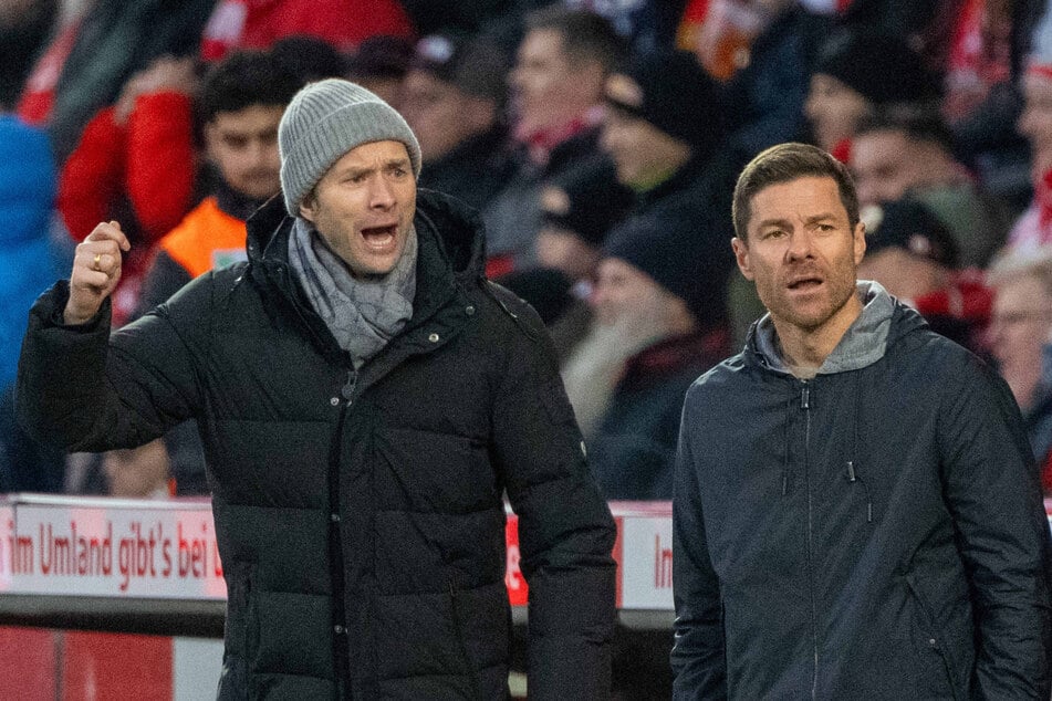 Leverkusens Sportboss Simon Rolfes (42, l.) überrascht mit einer Aussage zur Zukunft von Trainer Xabi Alonso (43, r.).