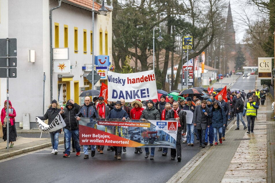 Waggonbauer, Bürger und Geschäftsleute zogen am Dienstag durch Niesky und protestierten gegen das Ausbluten des Traditionsbetriebes.