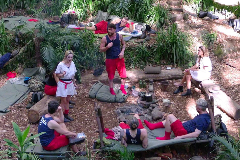 Zwischen Ariel (22, l.) und Umut (28, r. neben ihr) krachte es an Tag vier des Dschungelcamps gewaltig.
