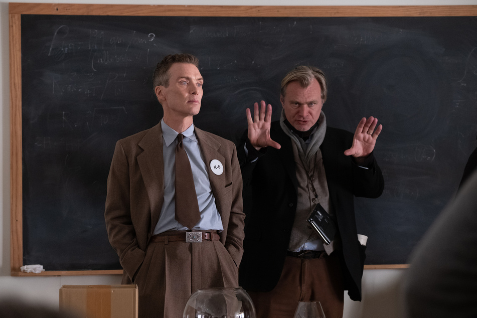 Murphy (l.) bekommt am Set Anweisungen von Regisseur Christopher Nolan (52).