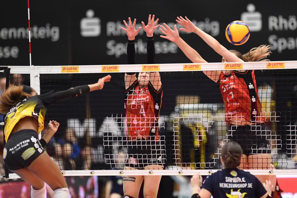 Emma Grome (M.) und Amanda Siksna (beide 23, r.) müssen am Samstag unbedingt gewinnen. Dafür braucht es auch etwas besseres Timing beim Blocken.