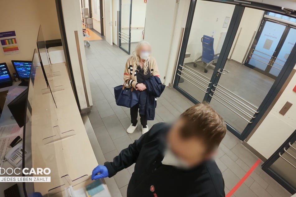 In Hausschlappen taucht eine Rentnerin (72) in der Notaufnahme auf - gebracht vom Rettungsdienst.