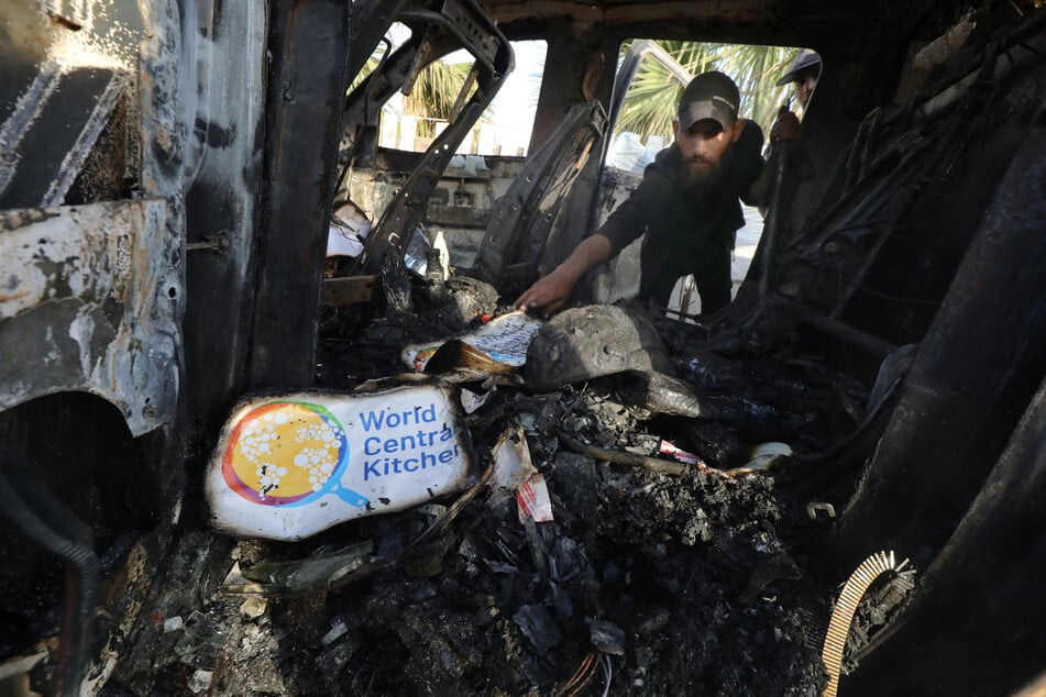 Palästinenser inspizieren die schwer beschädigten Fahrzeuge der in den USA ansässigen internationalen ehrenamtlichen Hilfsorganisation World Central Kitchen.