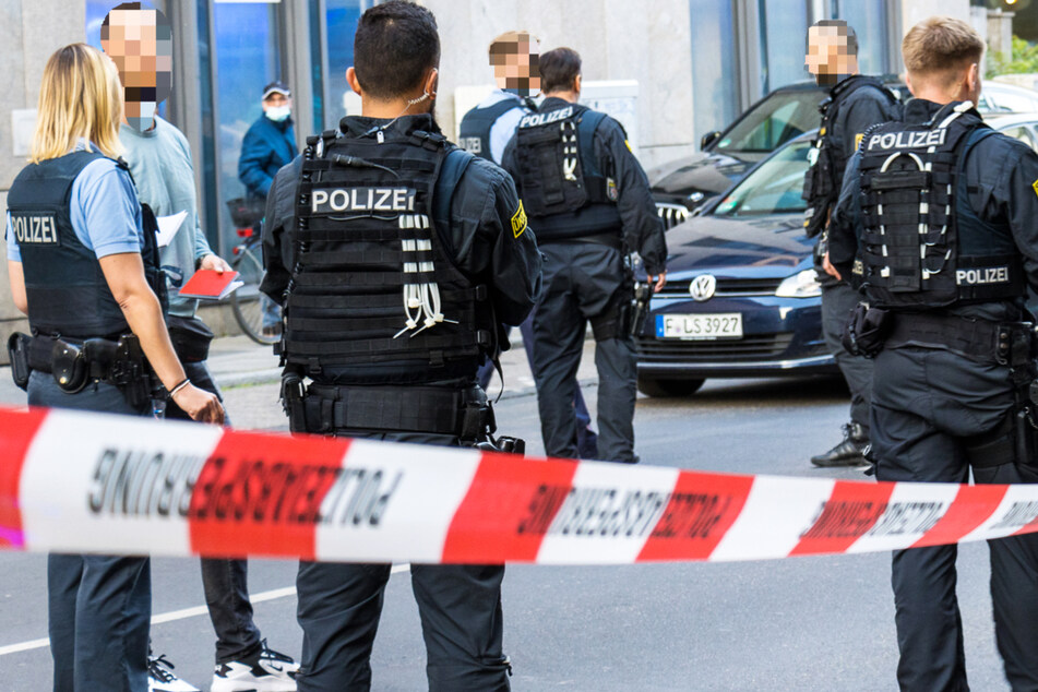 Die Frankfurter Polizei war nach der blutigen Messerattacke mit drei schwer verletzten Männern mit zahlreichen Kräften im Einsatz.